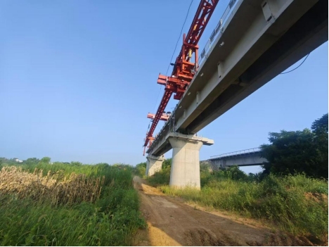 铜陵江北港铁路专用线项目庐江段首座特大桥T梁顺利架设完成